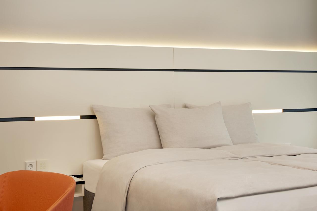 Hyperion Hotel Hamburk Exteriér fotografie The linear pendant light