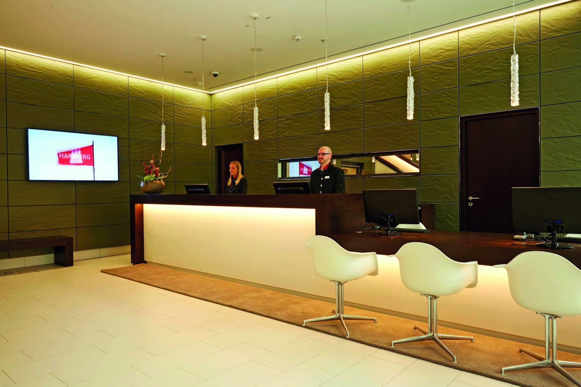 Hyperion Hotel Hamburk Exteriér fotografie Reception desk at the hotel